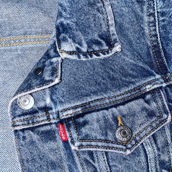 Distressed Levi’s Jacket - Picture 4 of 6